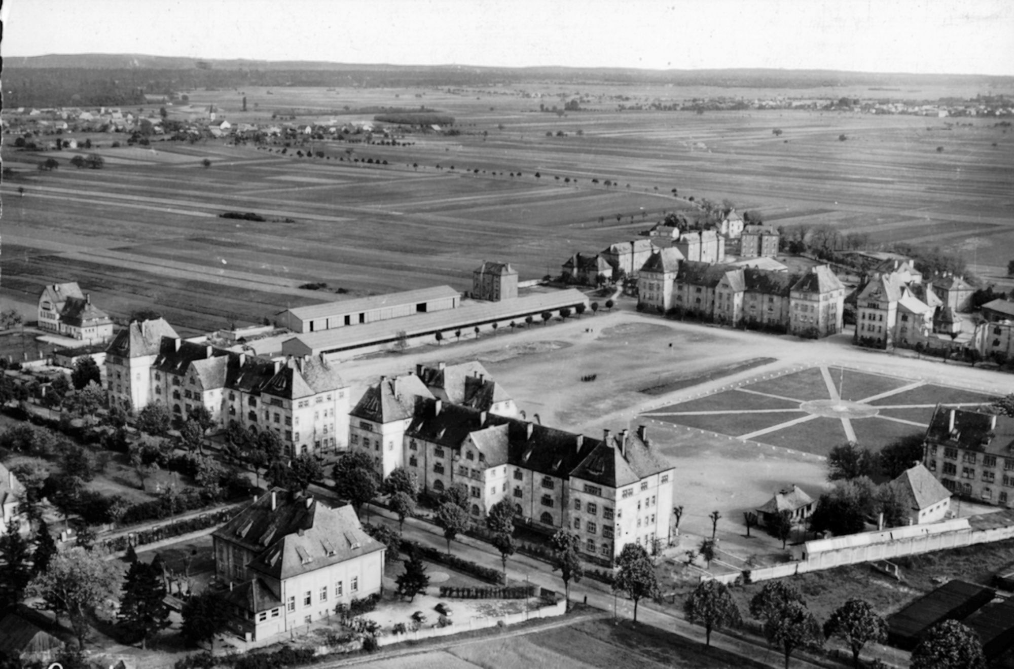 caserne_vue_aarienne_place_d_armes_hl_